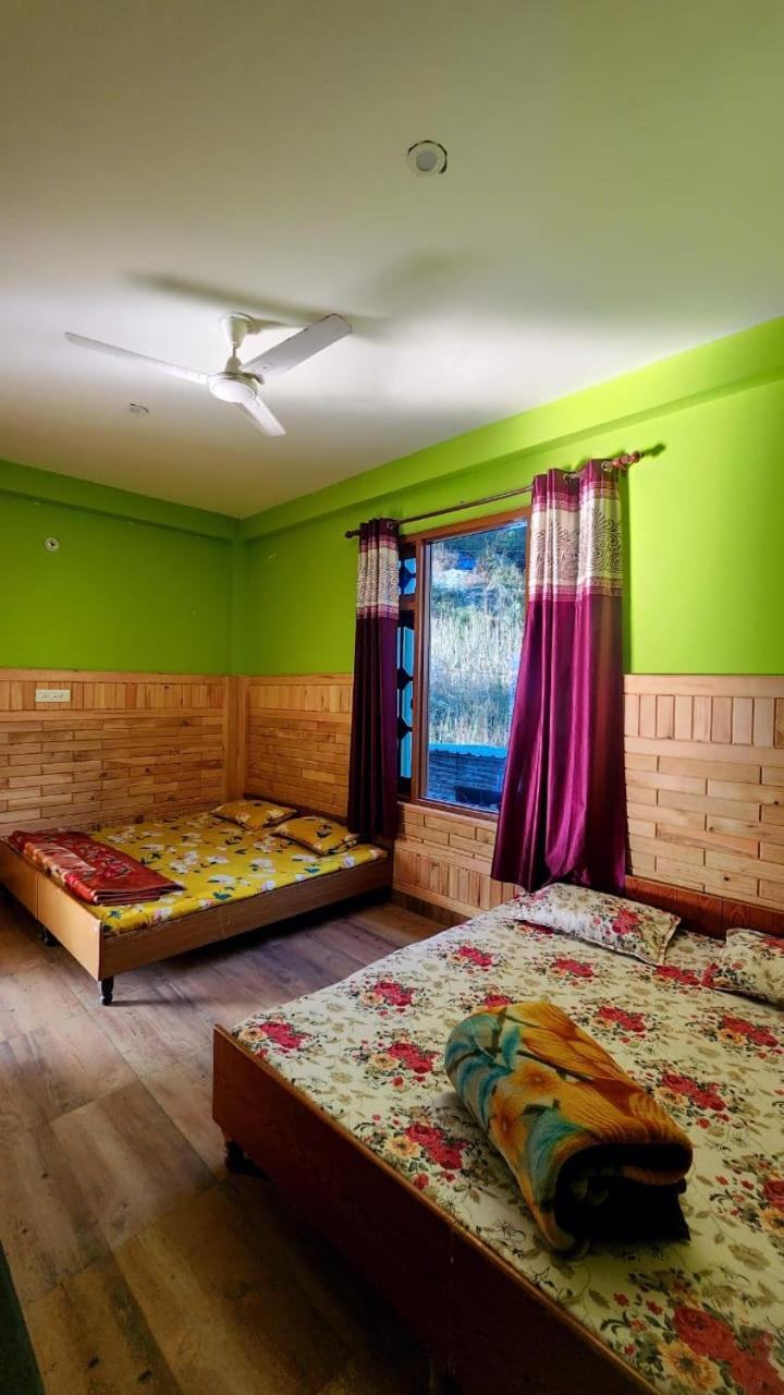 Nucleus Guest House Kasol Rum bild